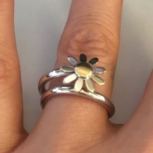 14k gold two toned daisy ring.